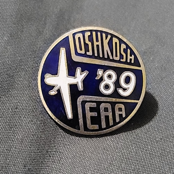 Vtg 1989 Oshkosh Wisconsin EAA Aircraft Airshow Enamel Lapel Pin - Picture 1 of 2